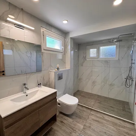 Gold Coast Luxury Apartment Nea Triglia